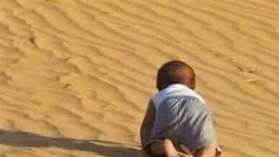 قصة_حقيقيه_لطفل_يحبو_فى الصحراء