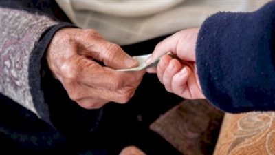 ما حكم إعطاء الزكاة لأحد الأقارب وتحديدا للأخت؟