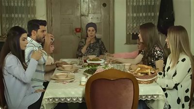 ودع رجلاً زوجته واولادة الاربعه ،  وسافر الى المدينة يبحث عن عمل