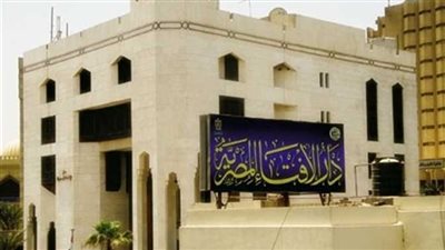والدته تزوجت من رجل نصراني فهل يقيم معها أو يغادر البيت