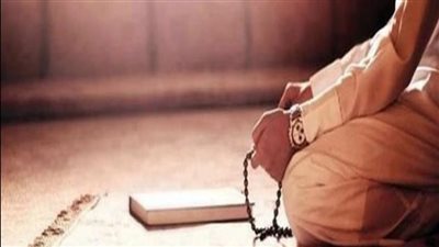 ينزل منه قطرات البول  ولا يشعر  بها فكيف يصلي 