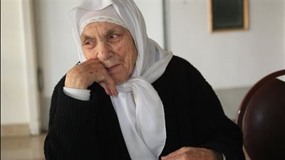 والدتي مسنة على من يجب رعايتها أخوتي الذكور أم الإناث ؟ 