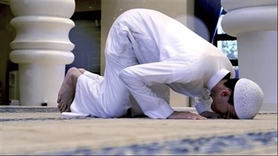 عندما تبدأ فى الصلاة تنهال عليك الأفكار ولا تستطيع الخشوع .. إليك الحل 