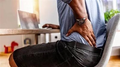 ألــم أسفل الظهر فوق  يعاني منه جميع النساء والرجال لذلك نعرض لكم الأسباب والعــلاج