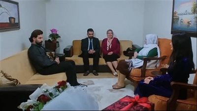 أمي ذهبتْ لتخطبَ لأخي ، وعندما قالتْ لأهلِ الفتاةِ أنَ ابني يعملُ ويعيشُ بالغربةِ وافقوا ، وأتتْ الفتاةُ وجلستْ بجانبٍ أميٍ ورأتْ أخي بالصورِ وعجبها كثيرا
