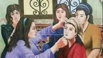 يحكى أن عجوزا كانت راجعة من السوق تحمل قفة فيها حاجياتها من خضار ولحم لطبخ طعامها وفجأة تعثرت وتمزق نعلها