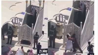 قبض اربعة رجال شرطة سعـوديون على شاب خرج من حمامات الحرم النبوي