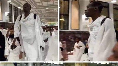 معتمر عملاق في الحرم المكي يهز مواقع التواصل.. ما القصة؟