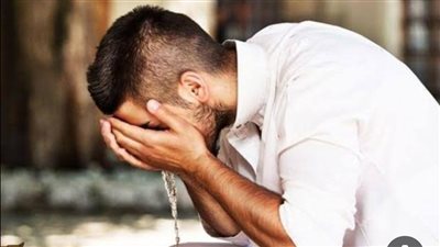 هل يجوز ان تتوضئ عـــاړيا اثناء الاسـتحمام دون ستــر الع وړة 