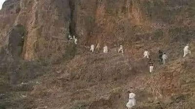 قبل معركة أحد قام أحد الكفار بحفر حفره وجلس أيام يحفر فيها ويقول : لعل محمد يمر من عندها ويسقط فيها ،