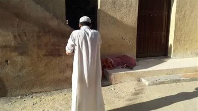 شاب مضطرب نفسيا يستخرج والدته بعد ۏفاتها بعامين من  ويصطحبها للمسجد والصلاة عليها