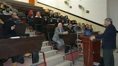نقاش بين أستاذ وفتاة في احدى الجامعات قالت: