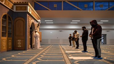 كثر بناء المساجد اسفل العمارات والبيوت ، فما حكم الصلاة فيها وفوقها العديد من الطوابق المأهولة بالسكان ؟