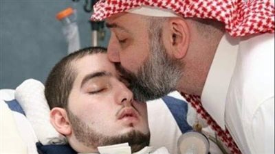 زوجة سعودية تحكي قصة زوجها عام 1994 فتقول : كان زوجي شاباً يافعاً مليئاً بالحيوية والنشاط وسيماً جسيماً ذا دين وخلق وبر بوالديه .. تزوجني في عام 1970 ..