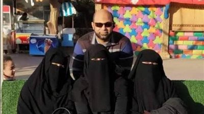 كان هنالك رجل متزوج بي ثلاث نساء وكان في يوم من الأيام عائدا من السوق وبحوزته مؤونة أهله التي إشتراها