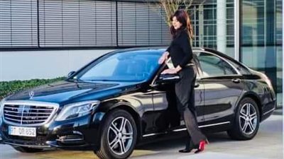 امراه  ټوفي زوجهِا أعلنت عن بيع سيارة مرسيدس بحالة جيده للغايه وبسعر دولار واحد فقط