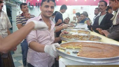 كان يعمل شابا في محل لبيع الحلويات الشعبية وكان صاحب المحل مشهور جدا
