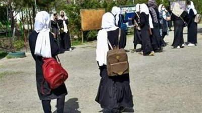 لفت نظر الاب ان شنطة بنته المدرسيه ملقاه علي الارض