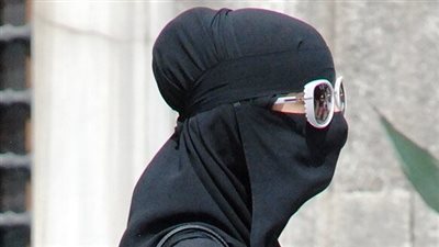 ما هي ملابس الرجال التي يحرم لبسها على النساء