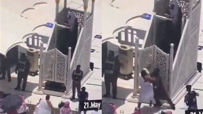 قبض اربعة رجال شرطة سعـوديون على شاب خرج من حمامات الحرم النبوي