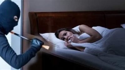 فى يوم وانا نايمه سمعت باب الشقه بيتفتح بصراحه طنشت وقولت اوهام وخصوصا انى فالبيت لوحدى علشان انا بابا مسافر
