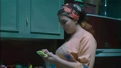 أخذ هاتف زوجته المشابِهَ لهاتفه بدون قصد، فلما فتح الهاتف رأى رسائلَ عديدة تنتظر في (الواتس)