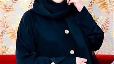 لفت نظري ست كبيرة شوية في السن يعني عندها بتاع حاجة وخمسين سنة كانت واقفة بټعيط علي جنب