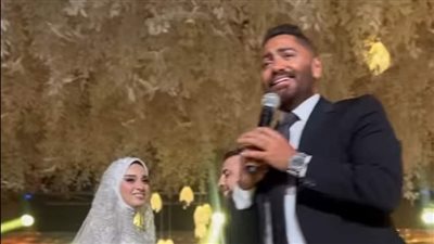 جايب لمراته تامر حسني بقول لها عشان عارف ان انت طول عمرك بتحبيه 
