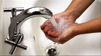 هل يجوز الوضوء عاړيًا فى الحمام دون ستر العۏرة
