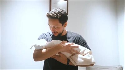 ليرة ذهبية وبطاقة مباركة. هدية من الأمير الحسين لمواليد