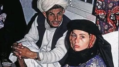 قصة وعبرة... يحكى بأنه كان هنالك شيخ قبيلة متزوج من امرأة ذات حسب ونسب أنجبت له خمس بنات