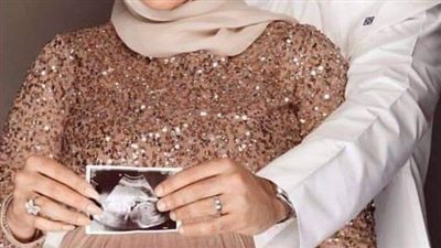 يوم سبعة وعشرين رمضان اللي فات وقبل الفطار بعشر دقايق تقريبا لقيت مراتي عمالة تبصلي بنظرات غريبة