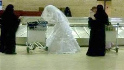 عروس مسافرة لزوجها الذي عقد قرانه عليها
