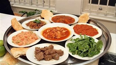 يقول صاحب المطعم جاءت أمرأة و كل ما يآتي دورها بالطلب تقول لي