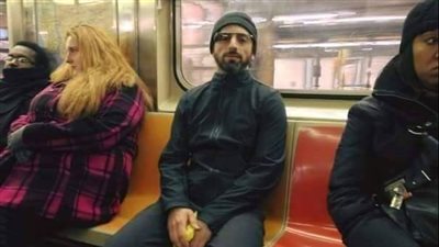 هذا الرجل الذي في الصورة تقدر ثروته 34.4 مليار دولار، 