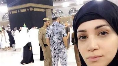 القصة الكاملة لاعتناق ديانا حداد الإسلام وظهورها بالحجاب أمام الكعبة