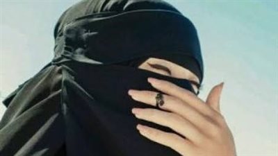 هل يجوز للرجل أن ينام مع أخته في غرفة واحدة وكل واحد منا علي سرير منفرد 