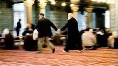 رجل عند خروجه من المسجد في صلاة الفجر .. القى على جاره السلام .. فلم يرد عليه