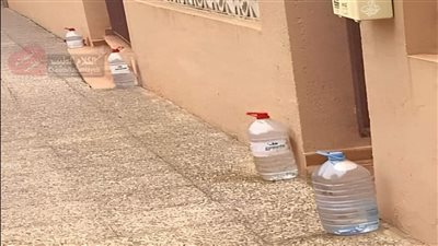 هل تعرف لماذا يضـع الأشخاص في أســبانيا قوارير المياه الكبيرة خـارج أبواب منازلهم؟