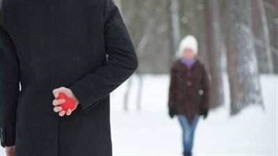 أحب فتاة مريضة ولا تنجب وأمه ترفض زواجه منها